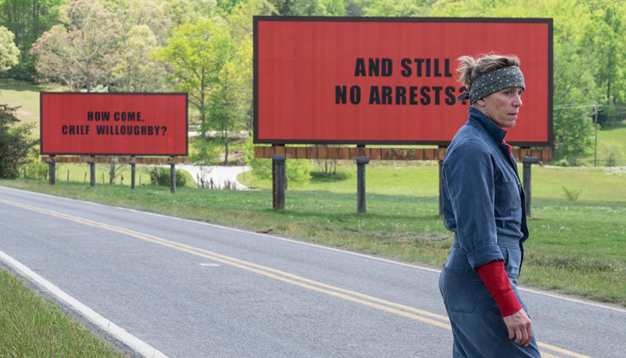 Tres anuncios a las afueras